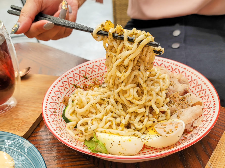 高雄網美餐廳[魚&吉2.0]超好拍的浪漫餐廳!鬆軟香甜舒芙蕾x清爽Q彈拌麵