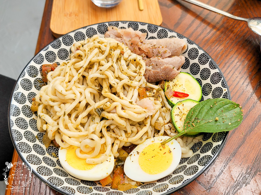 高雄網美餐廳[魚&吉2.0]超好拍的浪漫餐廳!鬆軟香甜舒芙蕾x清爽Q彈拌麵