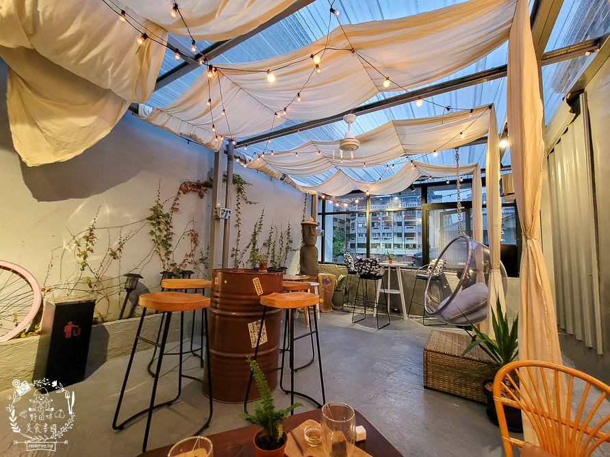 高雄網美餐廳[魚&吉2.0]超好拍的浪漫餐廳!鬆軟香甜舒芙蕾x清爽Q彈拌麵