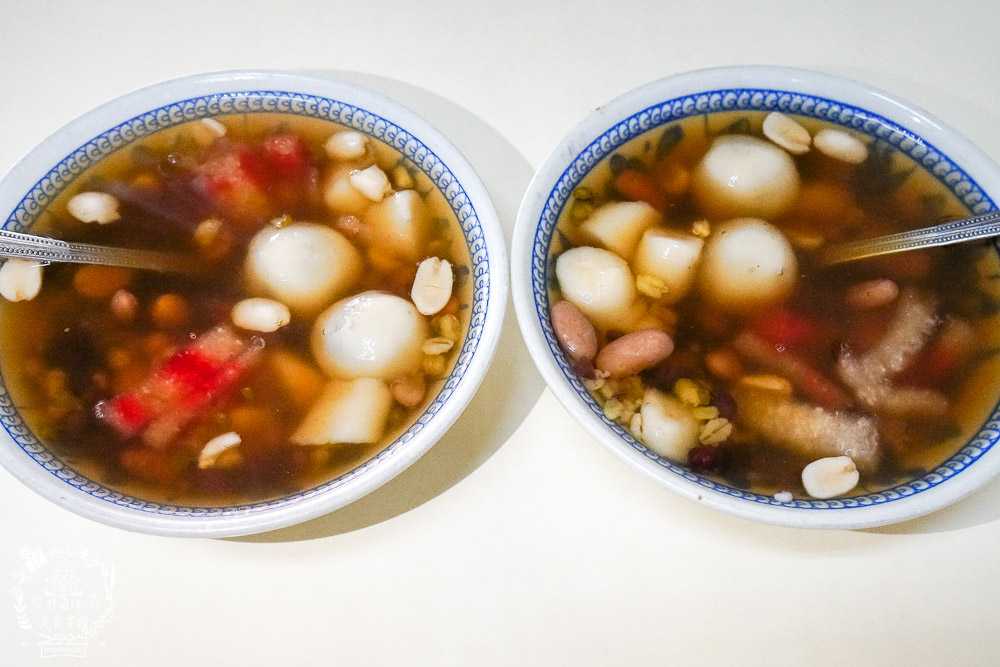 鳳山超過40年的熱湯圓八寶冰!隱藏在天公廟的斜對面的人氣湯圓,五花八門的食材超繽紛!