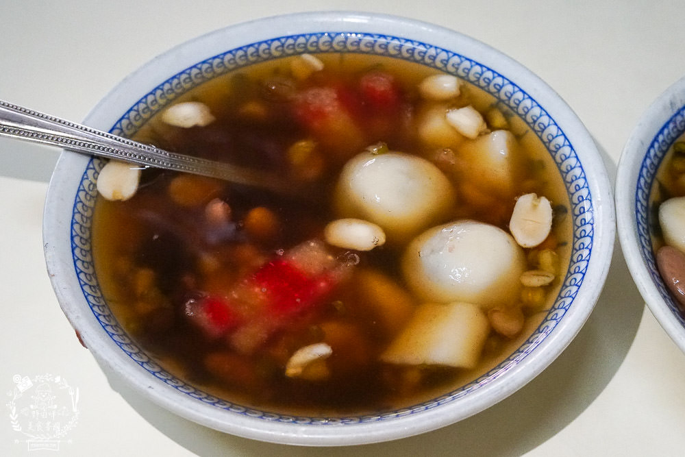 鳳山超過40年的熱湯圓八寶冰!隱藏在天公廟的斜對面的人氣湯圓,五花八門的食材超繽紛!