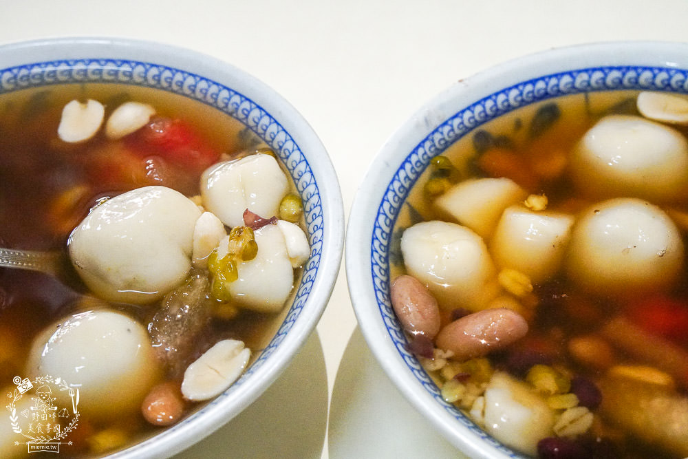 鳳山超過40年的熱湯圓八寶冰!隱藏在天公廟的斜對面的人氣湯圓,五花八門的食材超繽紛!