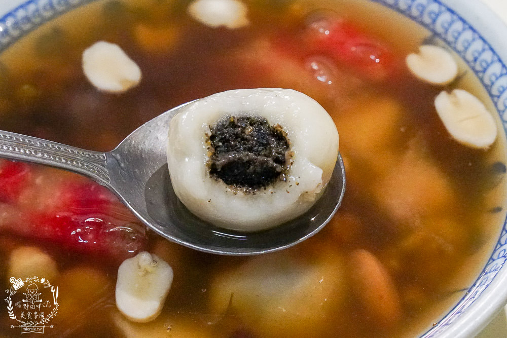 鳳山超過40年的熱湯圓八寶冰!隱藏在天公廟的斜對面的人氣湯圓,五花八門的食材超繽紛!