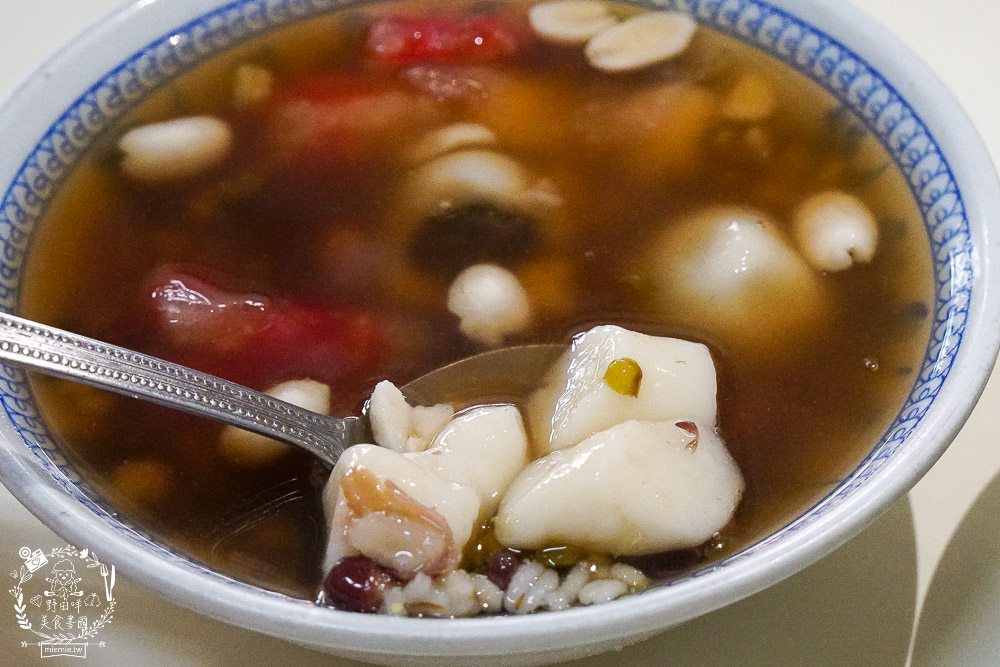 鳳山超過40年的熱湯圓八寶冰!隱藏在天公廟的斜對面的人氣湯圓,五花八門的食材超繽紛!