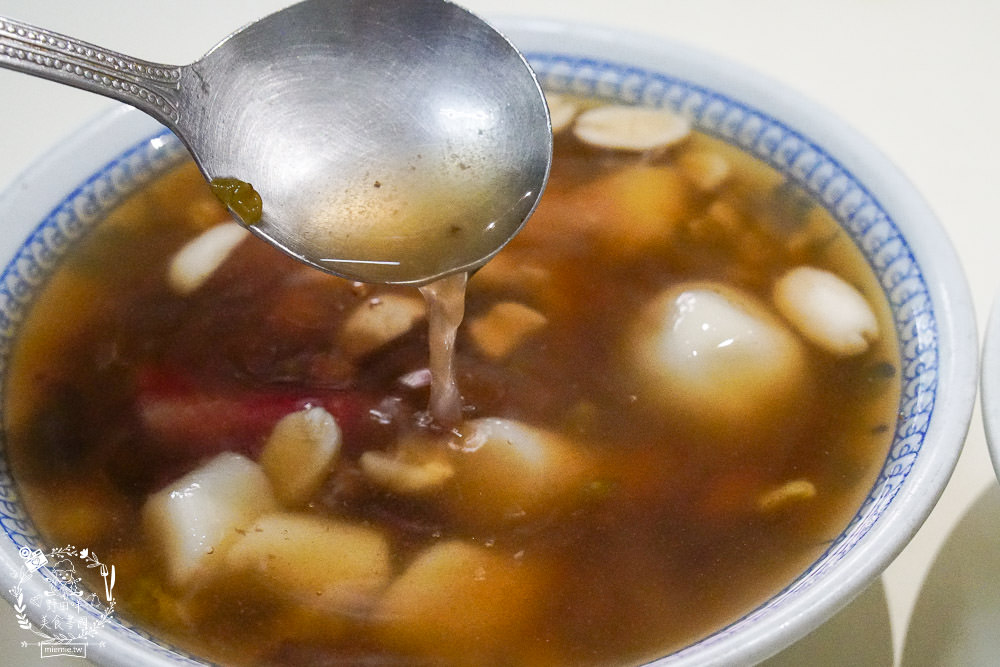 鳳山超過40年的熱湯圓八寶冰!隱藏在天公廟的斜對面的人氣湯圓,五花八門的食材超繽紛!