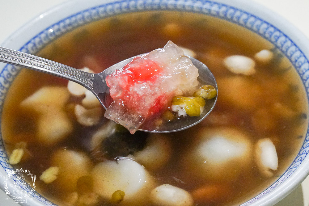 鳳山超過40年的熱湯圓八寶冰!隱藏在天公廟的斜對面的人氣湯圓,五花八門的食材超繽紛!