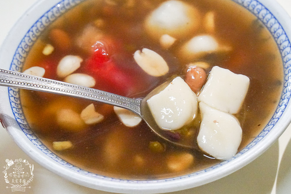 鳳山超過40年的熱湯圓八寶冰!隱藏在天公廟的斜對面的人氣湯圓,五花八門的食材超繽紛!