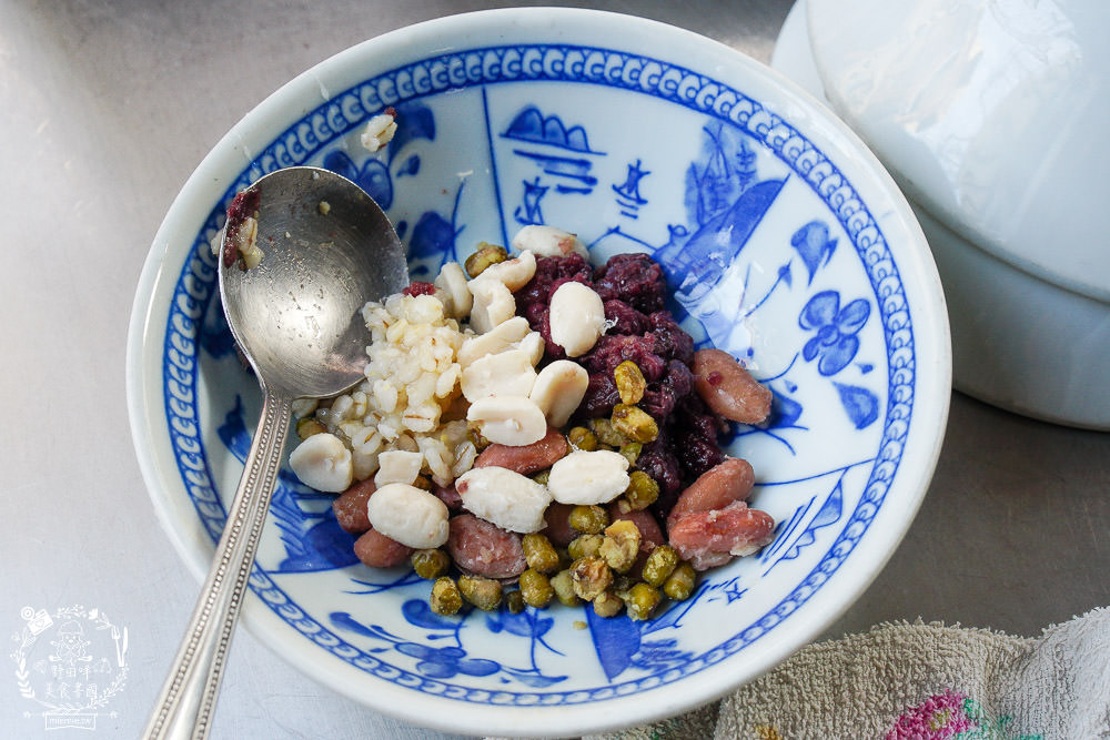 鳳山超過40年的熱湯圓八寶冰!隱藏在天公廟的斜對面的人氣湯圓,五花八門的食材超繽紛!