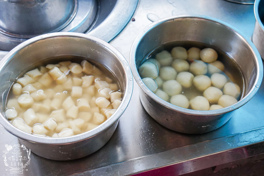 鳳山超過40年的熱湯圓八寶冰!隱藏在天公廟的斜對面的人氣湯圓,五花八門的食材超繽紛!