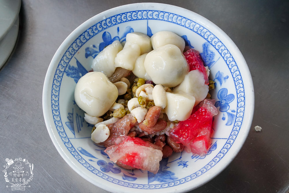 鳳山超過40年的熱湯圓八寶冰!隱藏在天公廟的斜對面的人氣湯圓,五花八門的食材超繽紛!