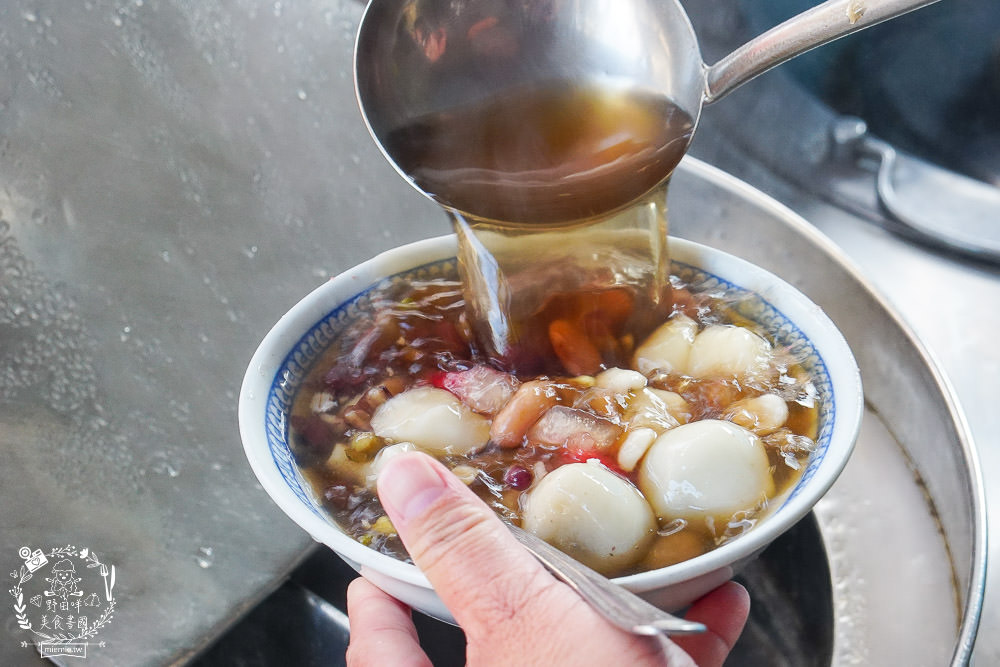 鳳山超過40年的熱湯圓八寶冰!隱藏在天公廟的斜對面的人氣湯圓,五花八門的食材超繽紛!