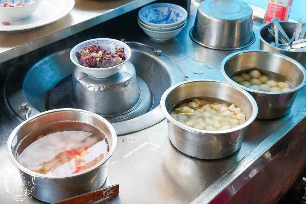 鳳山超過40年的熱湯圓八寶冰!隱藏在天公廟的斜對面的人氣湯圓,五花八門的食材超繽紛!