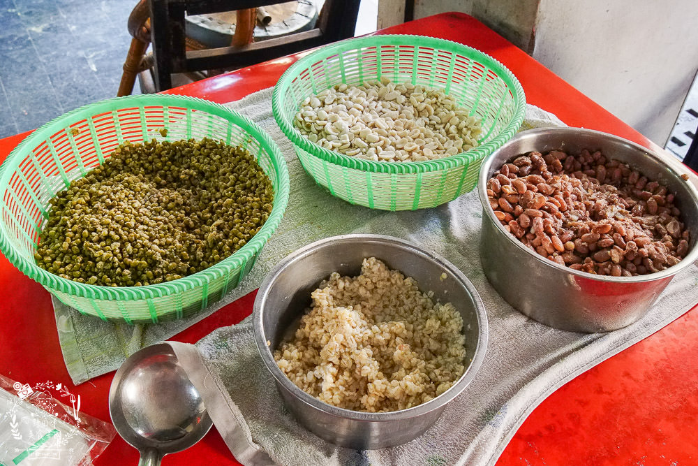 鳳山超過40年的熱湯圓八寶冰!隱藏在天公廟的斜對面的人氣湯圓,五花八門的食材超繽紛!