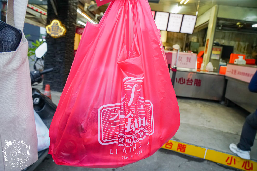 高雄[李銘記脆皮烤鴨]每逢假日就大排長龍的超人氣鳳山烤鴨店!高達30年以上的歷史!炒骨加高麗菜爆好吃!