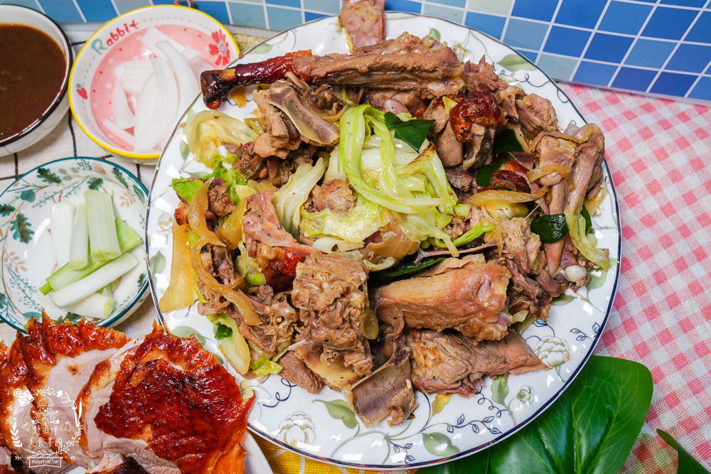 高雄[李銘記脆皮烤鴨]每逢假日就大排長龍的超人氣鳳山烤鴨店!高達30年以上的歷史!炒骨加高麗菜爆好吃!