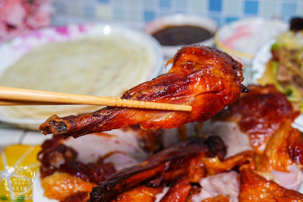 高雄[李銘記脆皮烤鴨]每逢假日就大排長龍的超人氣鳳山烤鴨店!高達30年以上的歷史!炒骨加高麗菜爆好吃!