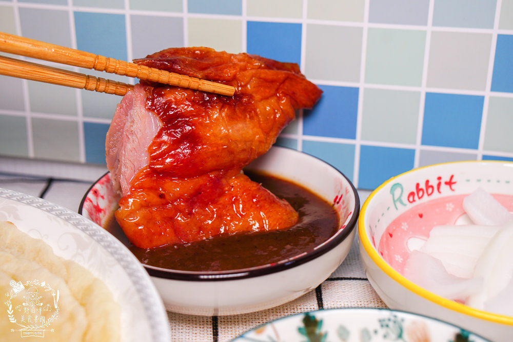 高雄[李銘記脆皮烤鴨]每逢假日就大排長龍的超人氣鳳山烤鴨店!高達30年以上的歷史!炒骨加高麗菜爆好吃!