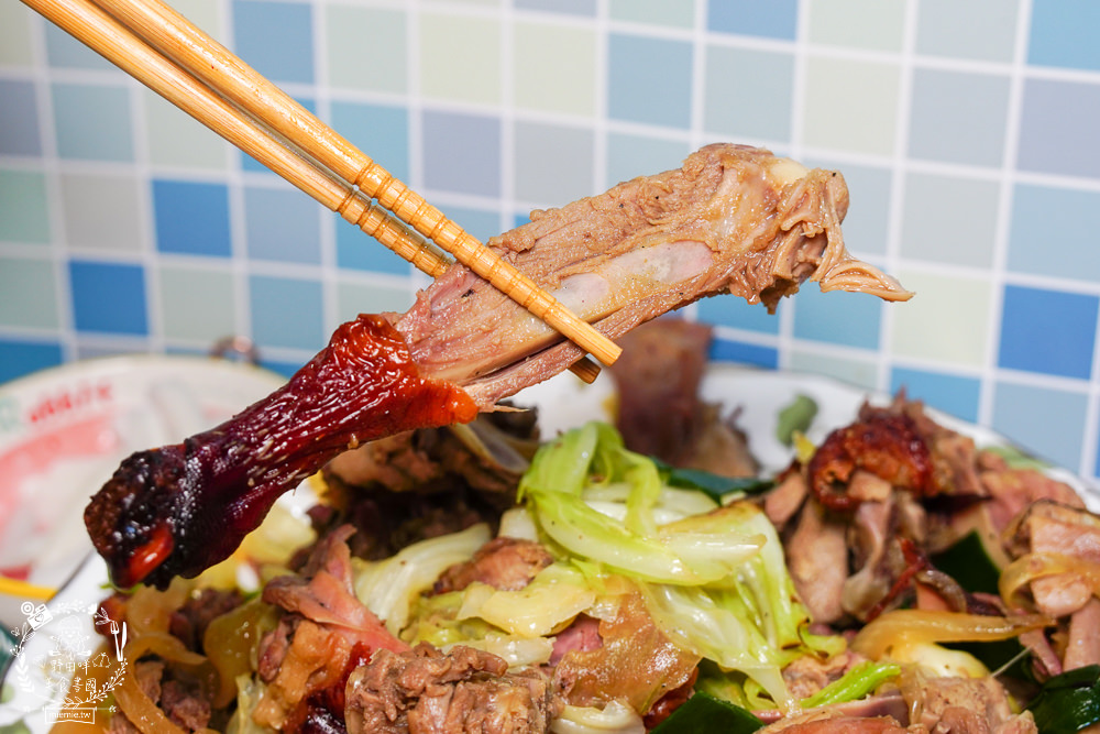 高雄[李銘記脆皮烤鴨]每逢假日就大排長龍的超人氣鳳山烤鴨店!高達30年以上的歷史!炒骨加高麗菜爆好吃!