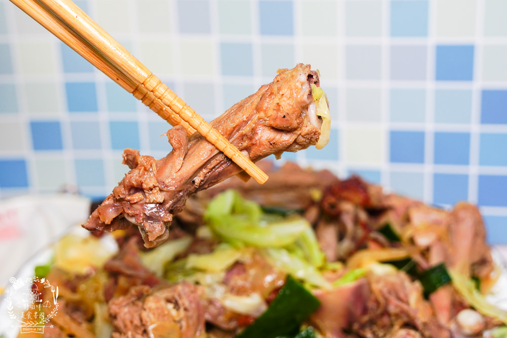 高雄[李銘記脆皮烤鴨]每逢假日就大排長龍的超人氣鳳山烤鴨店!高達30年以上的歷史!炒骨加高麗菜爆好吃!