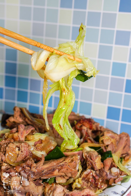 高雄[李銘記脆皮烤鴨]每逢假日就大排長龍的超人氣鳳山烤鴨店!高達30年以上的歷史!炒骨加高麗菜爆好吃!