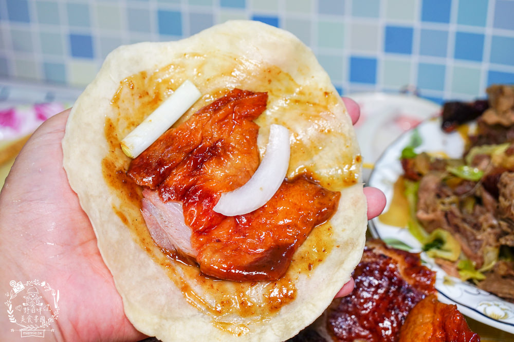 高雄[李銘記脆皮烤鴨]每逢假日就大排長龍的超人氣鳳山烤鴨店!高達30年以上的歷史!炒骨加高麗菜爆好吃!