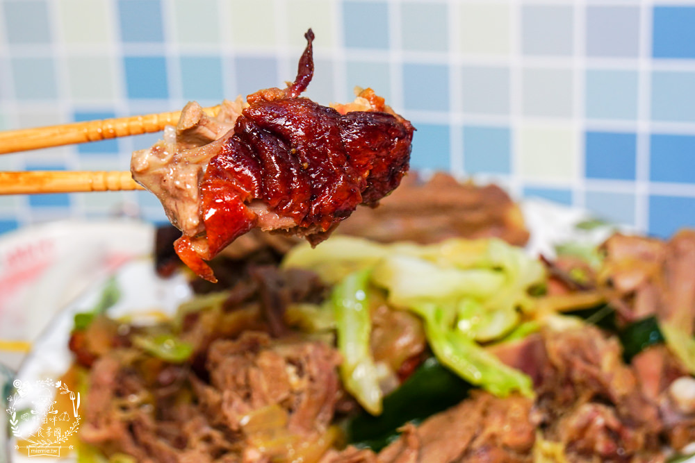 高雄[李銘記脆皮烤鴨]每逢假日就大排長龍的超人氣鳳山烤鴨店!高達30年以上的歷史!炒骨加高麗菜爆好吃!