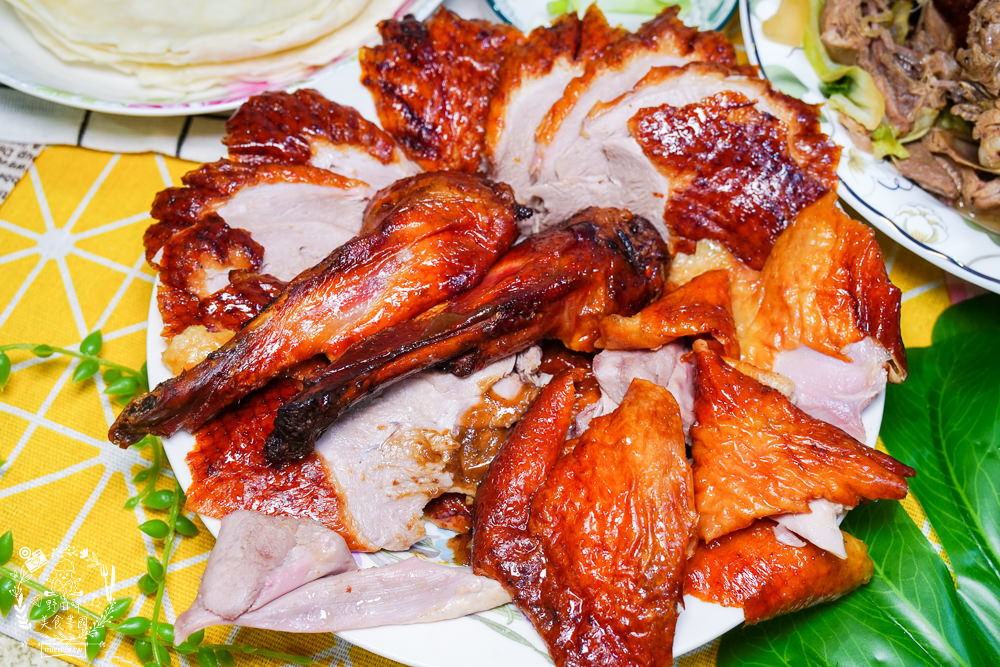 高雄[李銘記脆皮烤鴨]每逢假日就大排長龍的超人氣鳳山烤鴨店!高達30年以上的歷史!炒骨加高麗菜爆好吃!