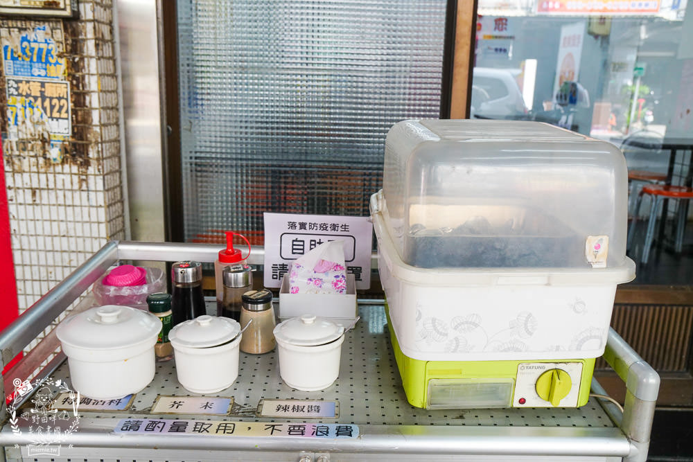 高雄[老爺美食館]鳳山隱藏版鴨肉飯!焦糖燻鴨+香茅煎肉饕客必點!超平價又特別的高雄小吃!