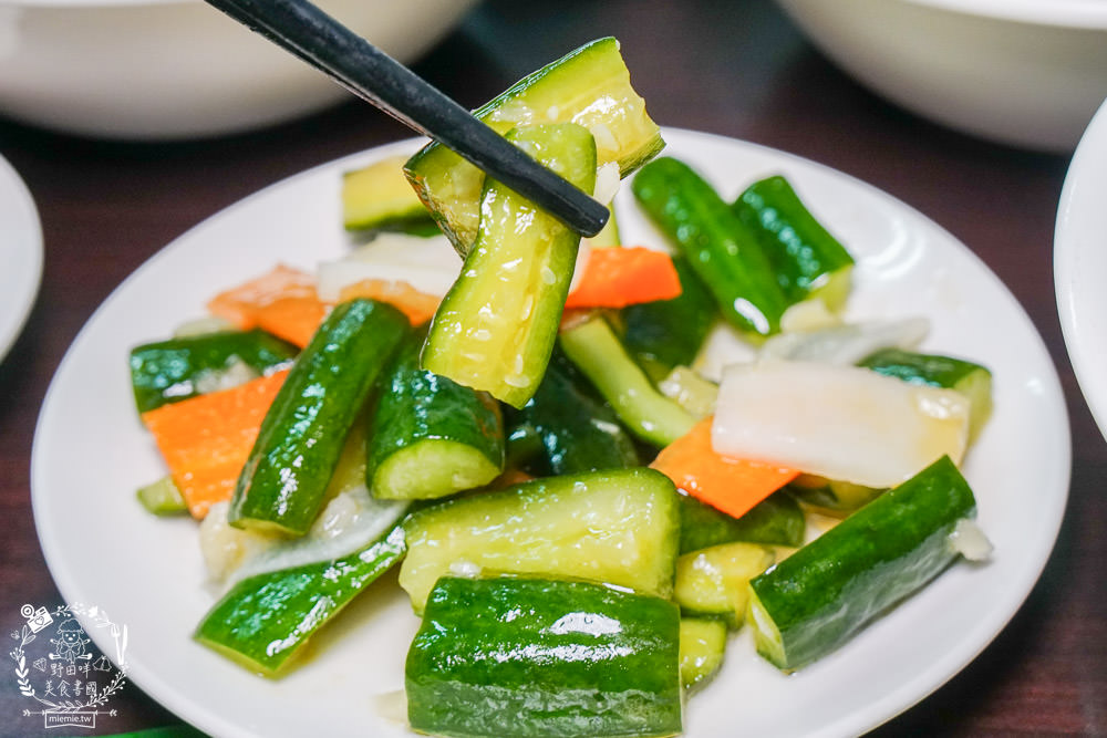 高雄[老爺美食館]鳳山隱藏版鴨肉飯!焦糖燻鴨+香茅煎肉饕客必點!超平價又特別的高雄小吃!