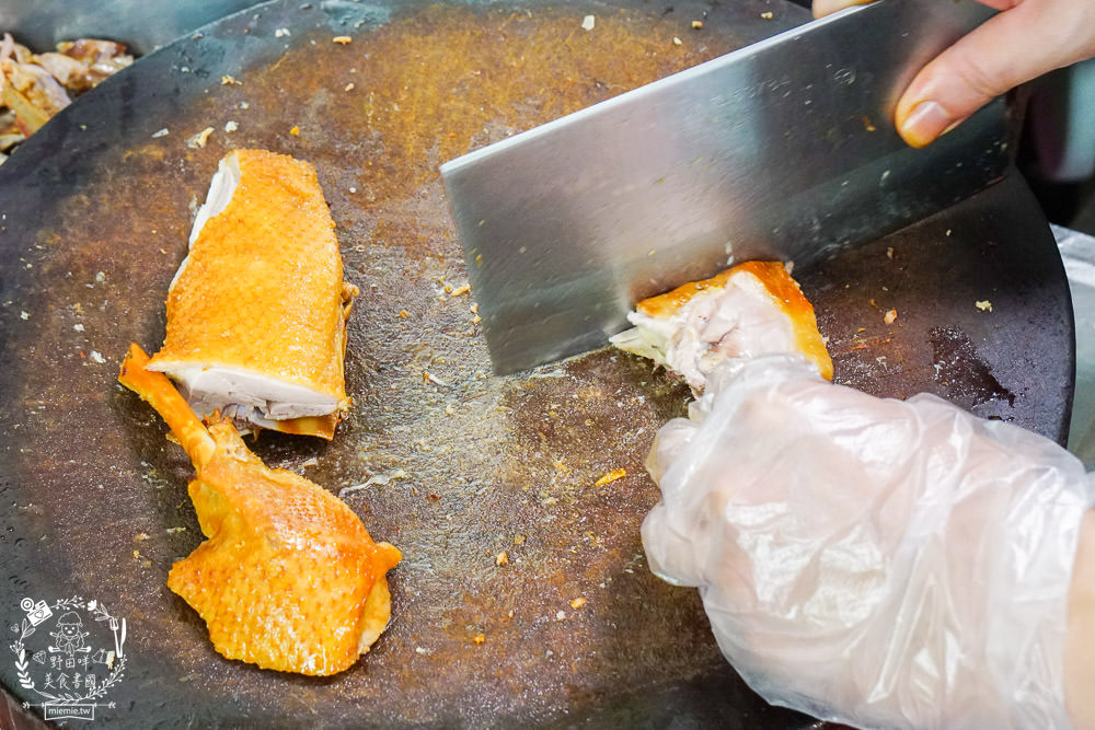高雄[老爺美食館]鳳山隱藏版鴨肉飯!焦糖燻鴨+香茅煎肉饕客必點!超平價又特別的高雄小吃!