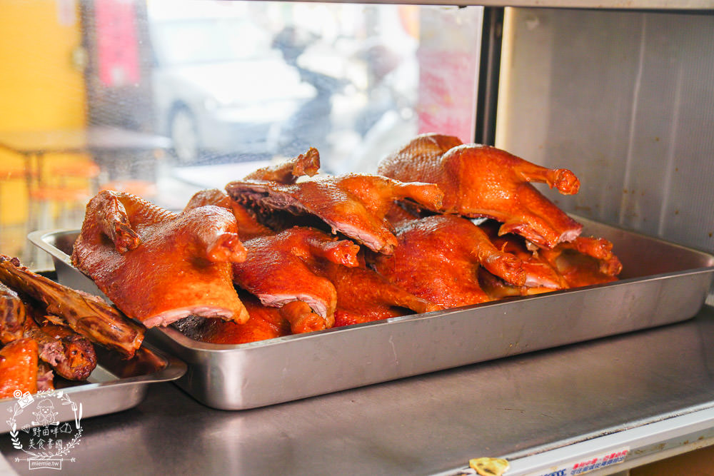 高雄[老爺美食館]鳳山隱藏版鴨肉飯!焦糖燻鴨+香茅煎肉饕客必點!超平價又特別的高雄小吃!