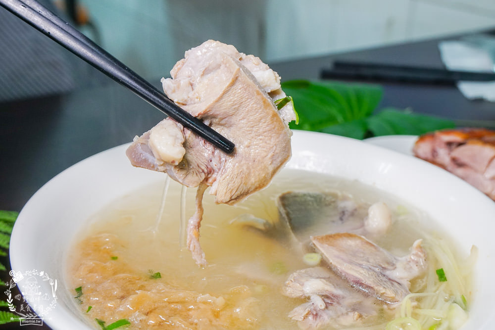高雄[老爺美食館]鳳山隱藏版鴨肉飯!焦糖燻鴨+香茅煎肉饕客必點!超平價又特別的高雄小吃!