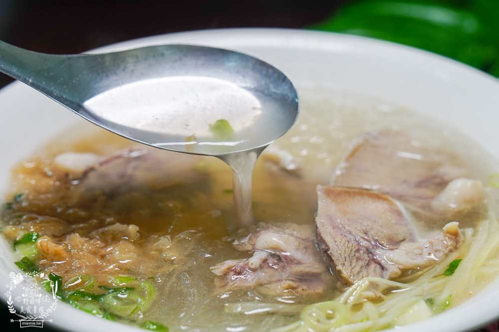 高雄[老爺美食館]鳳山隱藏版鴨肉飯!焦糖燻鴨+香茅煎肉饕客必點!超平價又特別的高雄小吃!