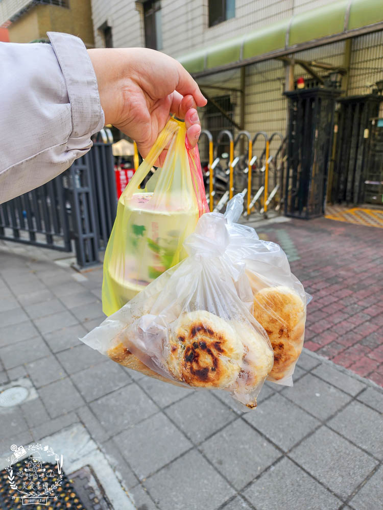 鳳山車站前無名燒餅早餐店|油條平日不到八點就提早完售?連平日都排隊的人氣燒餅店! - 第9張圖 鳳山車站前無名燒餅早餐店|油條平日不到八點就提早完售?連平日都排隊的人氣燒餅店!