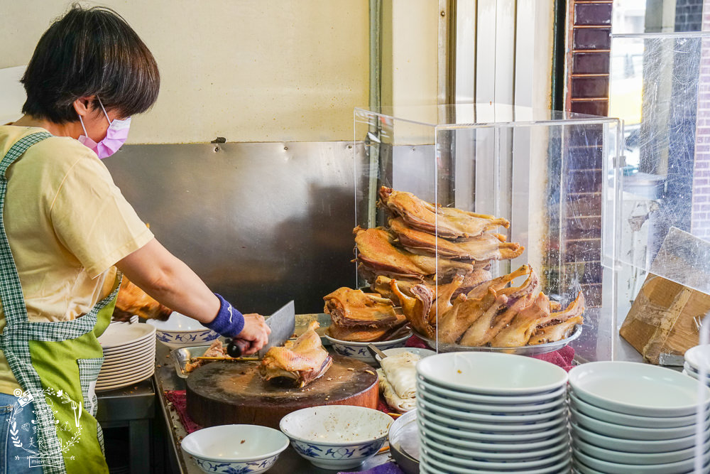 高雄[鴨肉本二老闆的店]超人氣鴨肉冬粉跟肉燥飯在地人美味激推!鹽埕區鴨肉飯推薦!