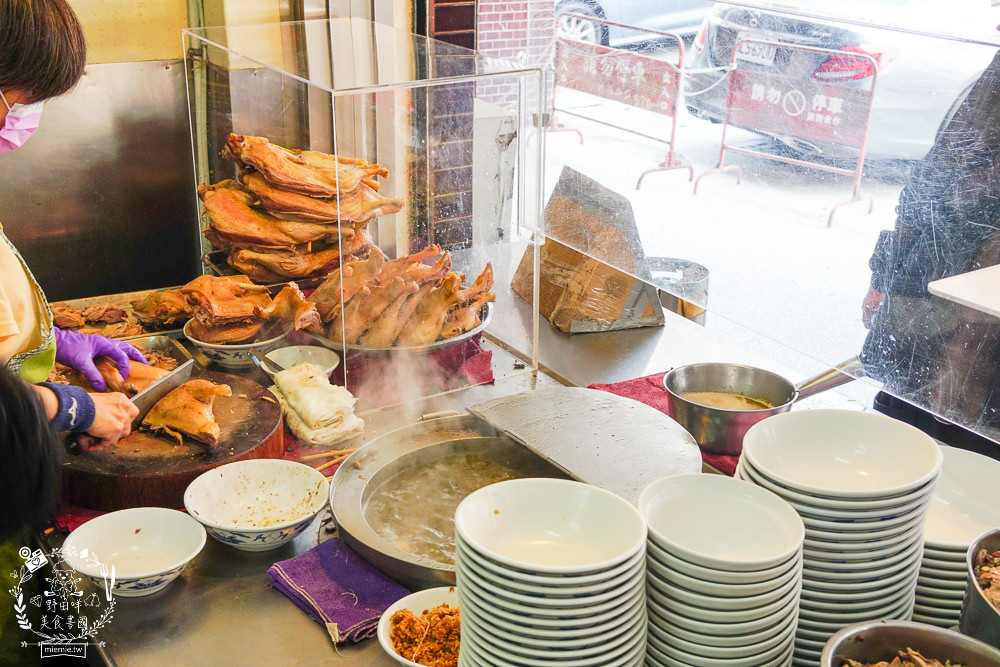 高雄[鴨肉本二老闆的店]超人氣鴨肉冬粉跟肉燥飯在地人美味激推!鹽埕區鴨肉飯推薦!