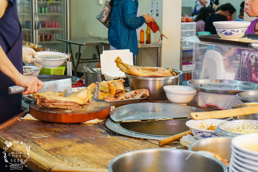高雄[鴨肉珍]2022高雄米其林指南必比登推介!65年依然屹立不搖的鴨肉店!非用餐時段也是大排長龍…