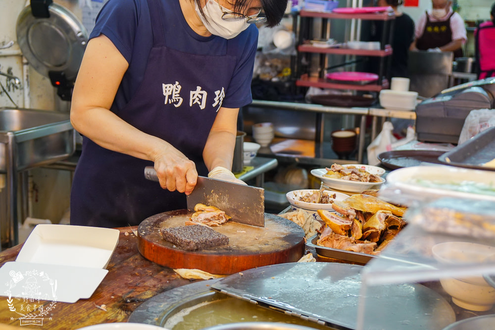 高雄[鴨肉珍]2022高雄米其林指南必比登推介!65年依然屹立不搖的鴨肉店!非用餐時段也是大排長龍…