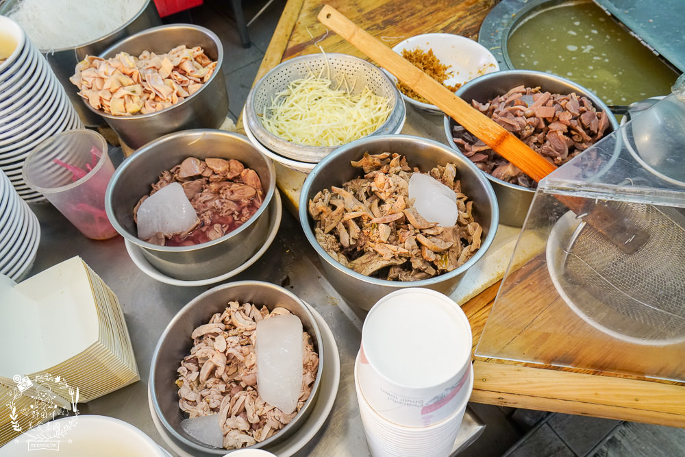 高雄[鴨肉珍]2022高雄米其林指南必比登推介!65年依然屹立不搖的鴨肉店!非用餐時段也是大排長龍…