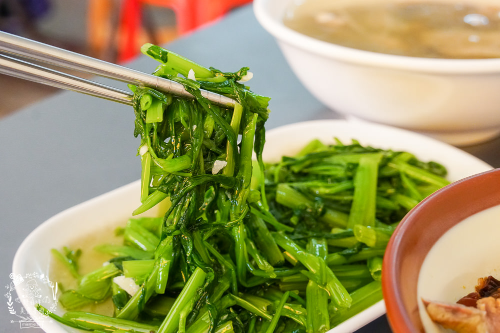 高雄[鴨肉珍]2022高雄米其林指南必比登推介!65年依然屹立不搖的鴨肉店!非用餐時段也是大排長龍…