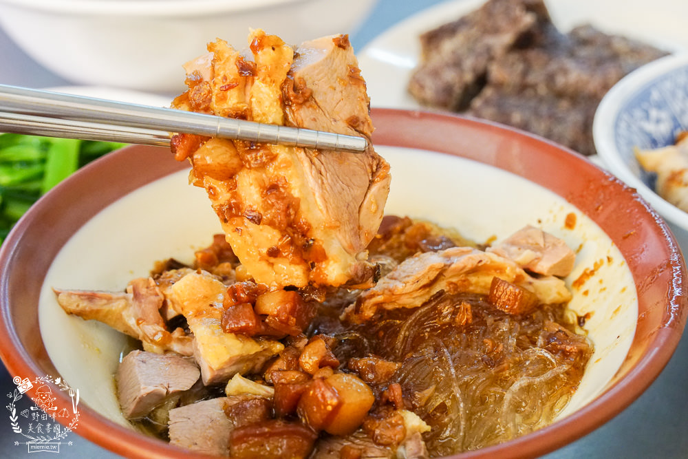 高雄[鴨肉珍]2022高雄米其林指南必比登推介!65年依然屹立不搖的鴨肉店!非用餐時段也是大排長龍…