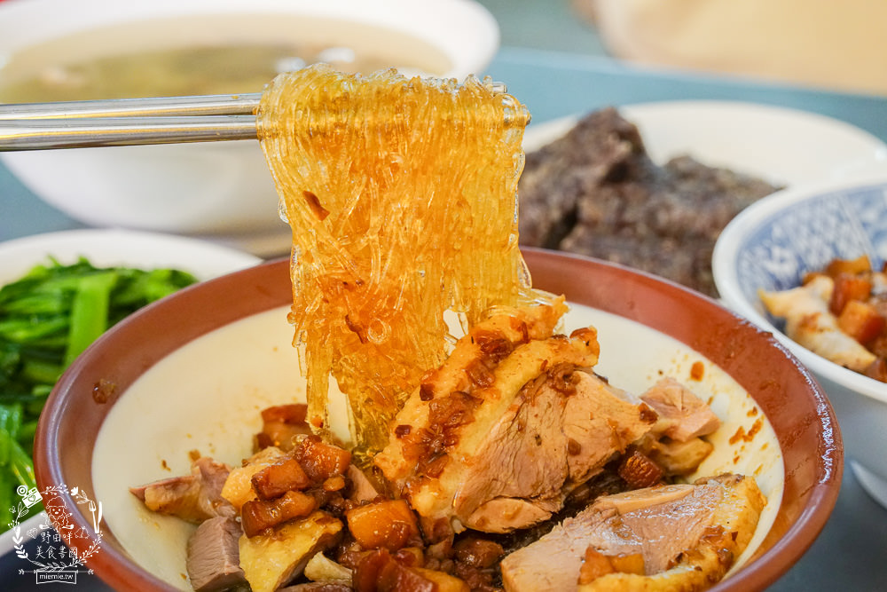 高雄[鴨肉珍]2022高雄米其林指南必比登推介!65年依然屹立不搖的鴨肉店!非用餐時段也是大排長龍…