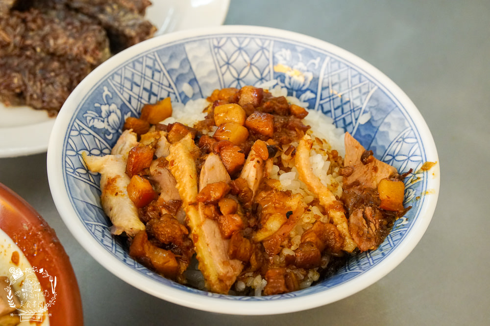 高雄[鴨肉珍]2022高雄米其林指南必比登推介!65年依然屹立不搖的鴨肉店!非用餐時段也是大排長龍…