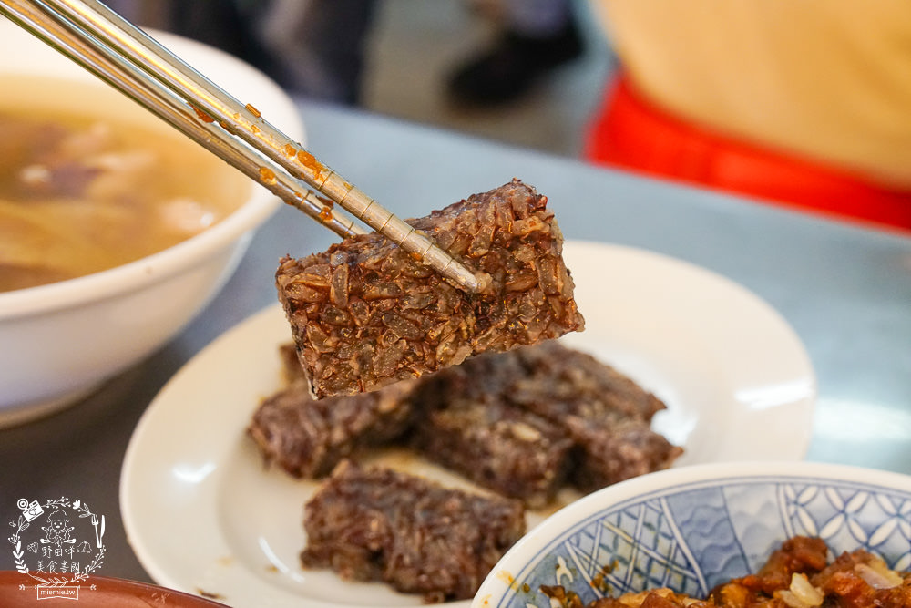 高雄[鴨肉珍]2022高雄米其林指南必比登推介!65年依然屹立不搖的鴨肉店!非用餐時段也是大排長龍…