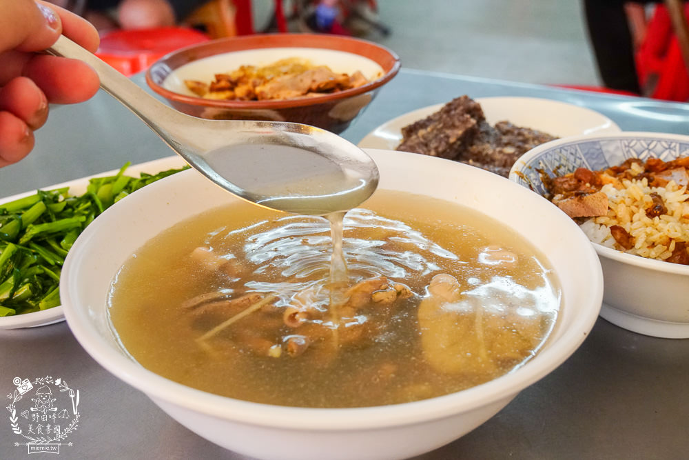 高雄[鴨肉珍]2022高雄米其林指南必比登推介!65年依然屹立不搖的鴨肉店!非用餐時段也是大排長龍…