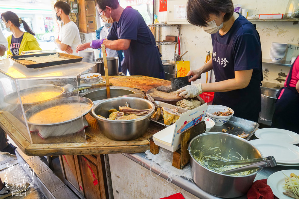 高雄[鴨肉珍]2022高雄米其林指南必比登推介!65年依然屹立不搖的鴨肉店!非用餐時段也是大排長龍…