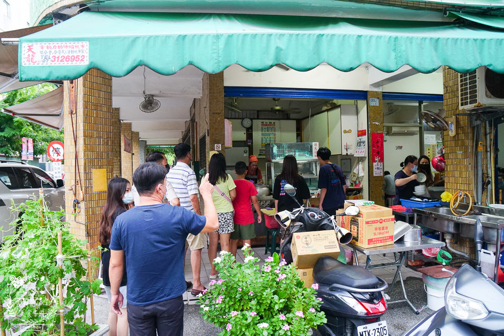 高雄[崛江麵店]鹽埕區50年麵店!每逢假日必排隊的超人氣小吃!鹽埕區必吃美食