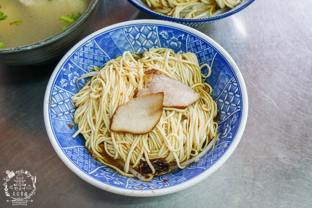高雄[崛江麵店]鹽埕區50年麵店!每逢假日必排隊的超人氣小吃!鹽埕區必吃美食