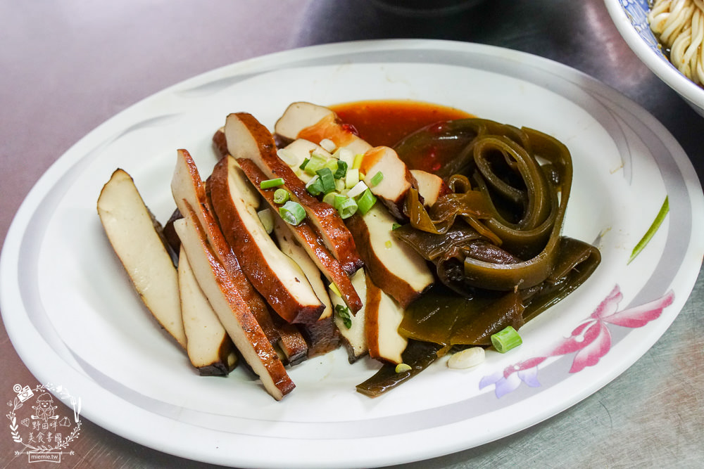 高雄[崛江麵店]鹽埕區50年麵店!每逢假日必排隊的超人氣小吃!鹽埕區必吃美食