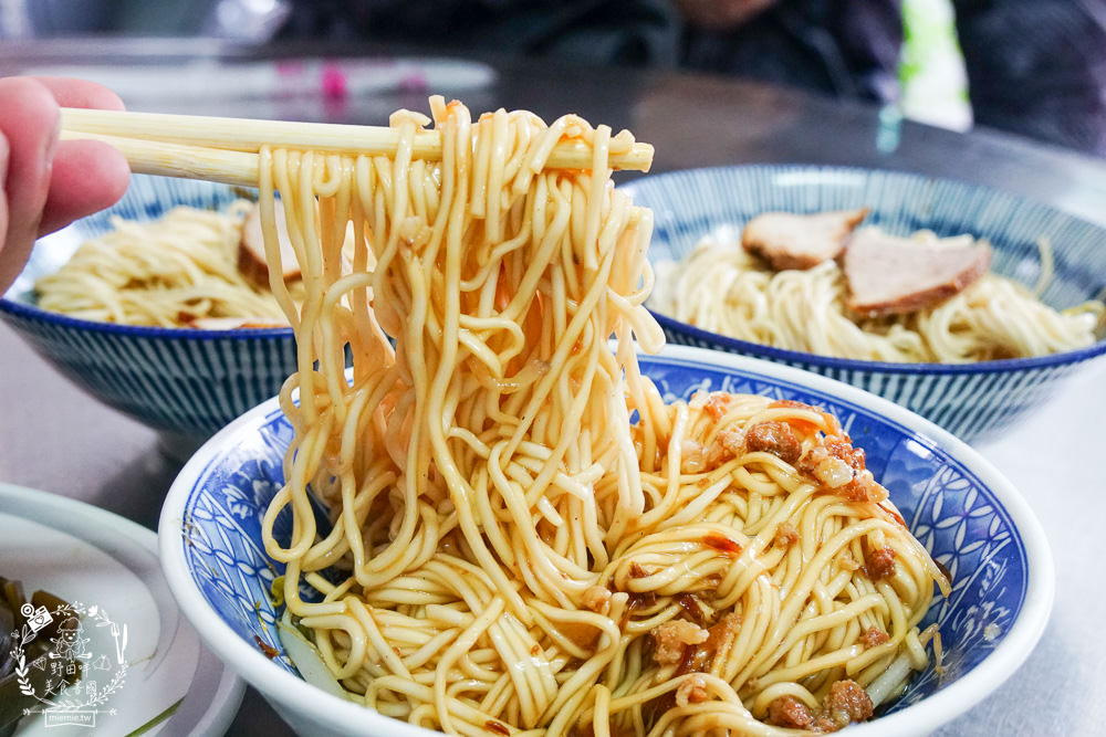 高雄[崛江麵店]鹽埕區50年麵店!每逢假日必排隊的超人氣小吃!鹽埕區必吃美食